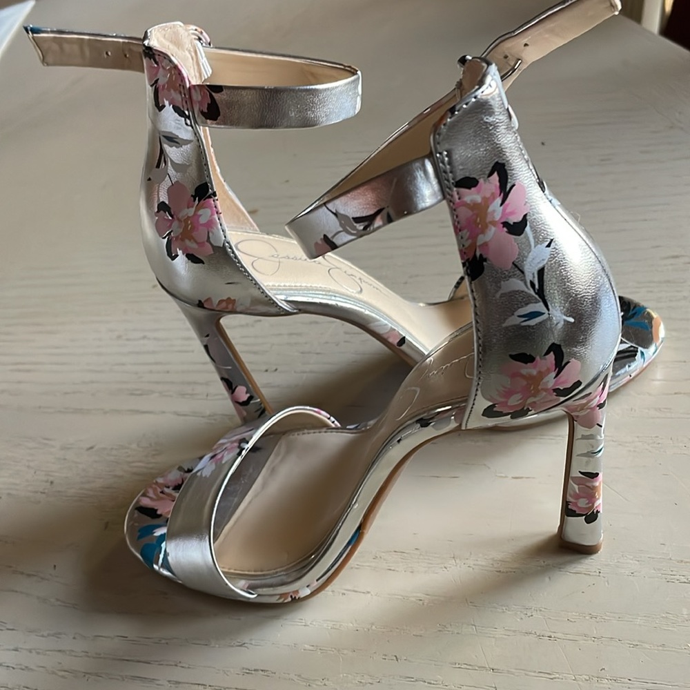 Beautiful Jeasica Simpson Silver Sandals 🩶 - Picture 3 of 3